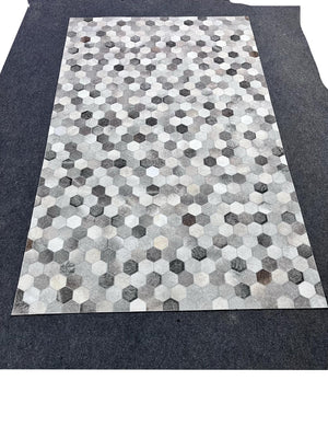 Hexagon Cowhide Patchwork Rug – Handmade Modern Hair-On Leather Geometric Carpet for Home Décor